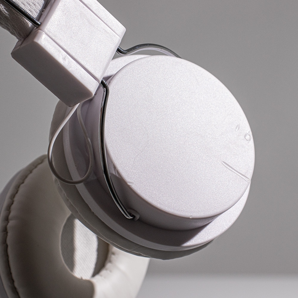 FONE DE OUVIDO ESTÉREO COM MICROFONE (PRODUTO APRESENTA PEQUENOS RISCOS E MANCHAS)