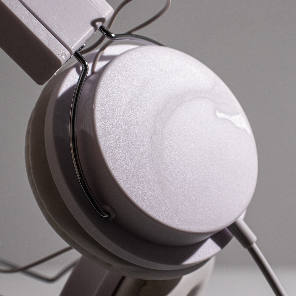 FONE DE OUVIDO ESTÉREO COM MICROFONE (PRODUTO APRESENTA PEQUENOS RISCOS E MANCHAS)