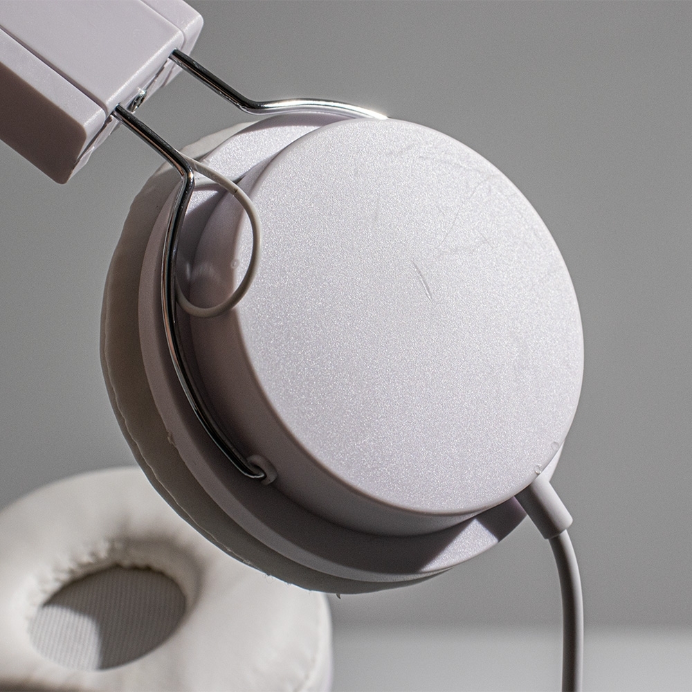 FONE DE OUVIDO ESTÉREO COM MICROFONE (PRODUTO APRESENTA PEQUENOS RISCOS E MANCHAS)
